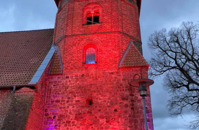 Der Achimer Kirchturm leuchtet